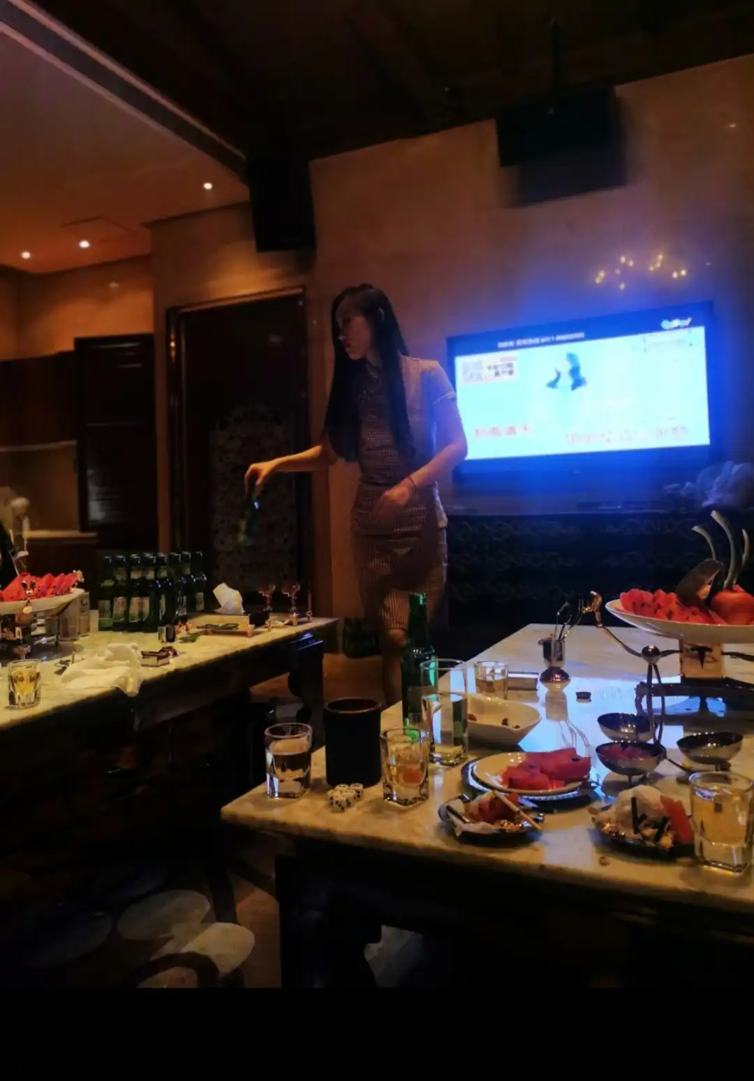 高雄舞廳小姐工作服裝與現場環境